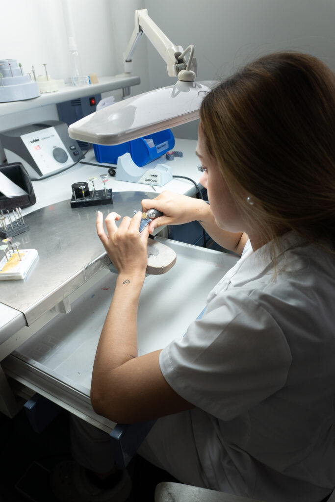 Ceramista trabajando en laboratorio dental en Burgos