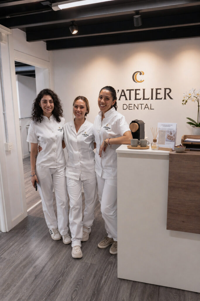 Equipo de Atelier Dental Colina en el laboratorio dental en Burgos.