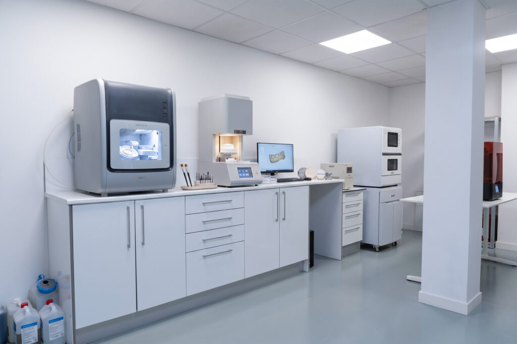 Equipos de fresado CAD CAM en Atelier Dental Colina, laboratorio dental en Burgos especializado en la fabricación de prótesis dentales con tecnología digital de alta precisión.