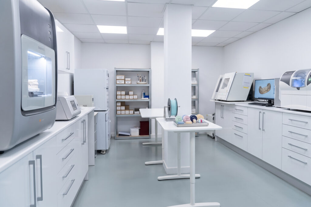 Zona de producción digital con fresadoras e impresoras 3D en Atelier Dental Colina, laboratorio dental en Burgos.