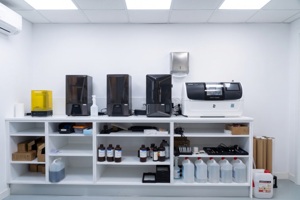 Equipamiento de fresado e impresión digital en Atelier Dental Colina, laboratorio dental en Burgos.