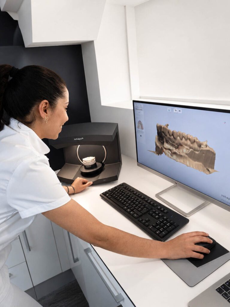 Trabajadora de Atelier Dental Colina digitalizando un modelo físico con escáner 3D en el laboratorio dental en Burgos.
