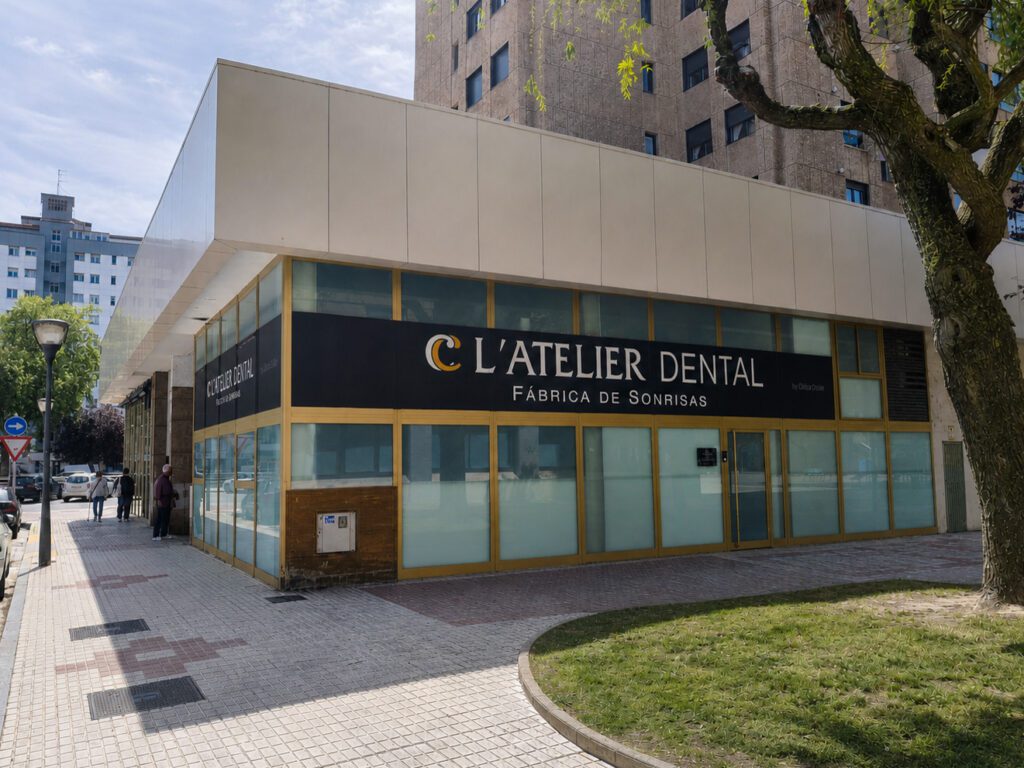 Exterior de Atelier Dental Colina, laboratorio dental en Burgos ubicado en C/ Francisco Sarmiento s/n, 09005, especializado en prótesis dentales y tecnología digital.